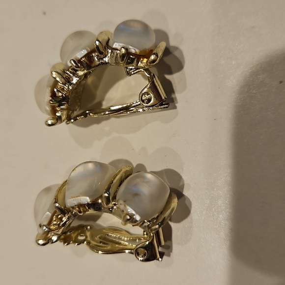 Vintage STAR Brand Goldtone & White Pearlized 4 Piece Jewelry Set - Picture 4 of 13